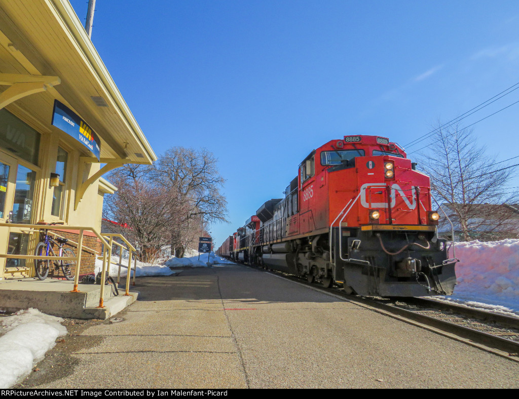 CN 8885 leads 403 at Rimouski station